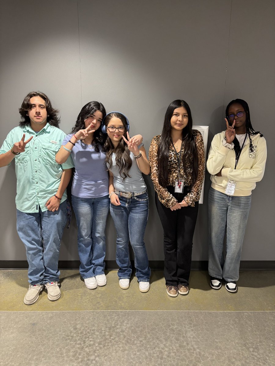 blansonstuco's tweet photo. Blanson BOLD Day was full of style and spirit! Students rocked blue, yellow, and jaguar print to show their Jaguar pride 🩵💛🐆@BlansonCTEHS #BOLDDay #JaguarStrong #BlansonBold #studentcouncil #StuCo #SpiritDay https://t.co/8hoU6gMSIt