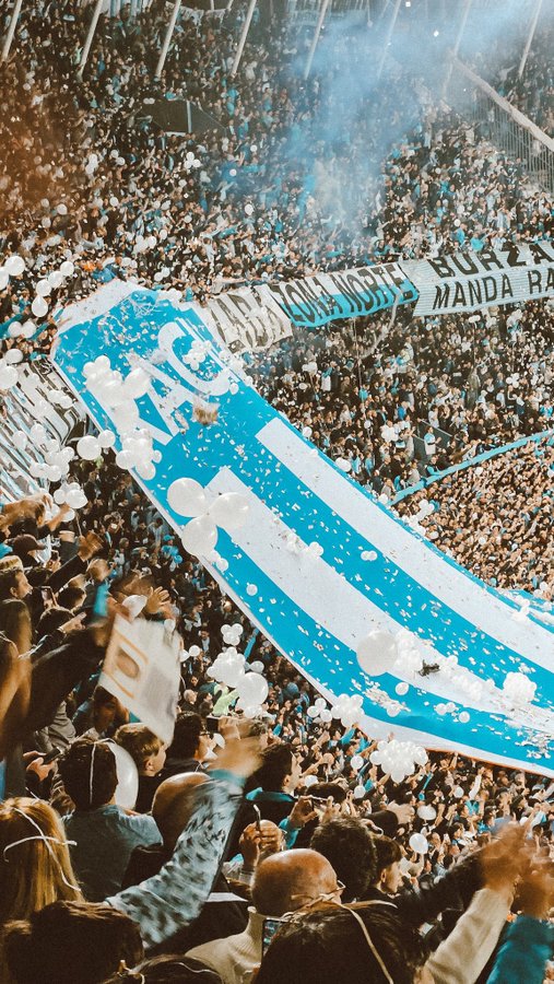 Tu estadio, mí casa
Tu hinchada, mí familia 
Tu camiseta, mí piel
Tu escudo, mí corazón 
Felices 122 años, Racing club.