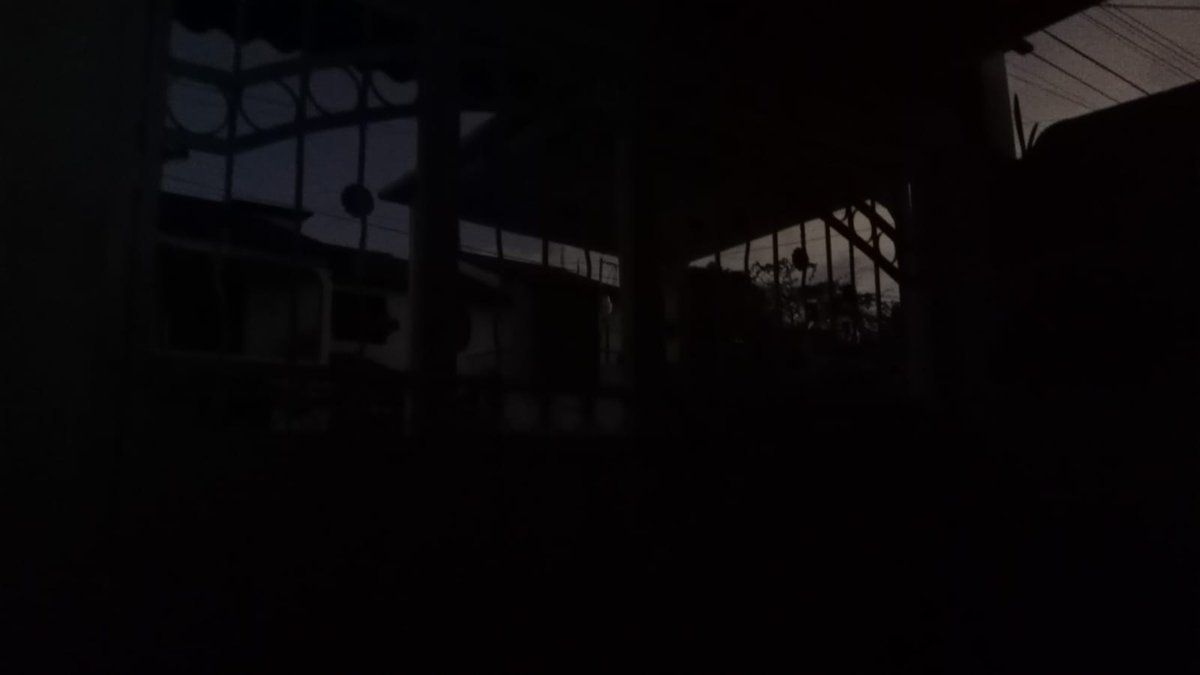 Milenio's tweet photo. 🚨 #ÚLTIMAHORA | Apagón masivo deja sin luz a partes de Quintana Roo y Yucatán; autoridades de Secretaría de Energía acuden a reunión de emergencia

Hasta el momento, la CFE no ha emitido un informe oficial sobre la causa de la falla ni sobre el tiempo estimado para la recuperación total del servicio.

https://t.co/iq9EA9y2dX