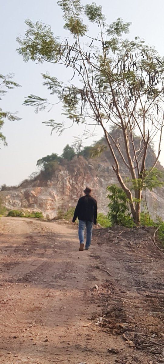 ถึงวันพรุ่ง...จะเป็นเช่นอย่างไร
ขอให้ไปข้างหน้าอย่าท้อถอย
กี่ลมฝนลมแดดผ่านล่องลอย
จงค่อยค่อยก้าวผ่านอย่างมั่นใจ
อยากจะเห็นเพื่อนเราไร้ความทุกข์
มีแต่สุข...สมหวังและสดใส
จะเฝ้ามองข้างข้างไม่ห่างไกล
กำลังใจที่มี...พร้อมให้เลย
#กวีคนเขา
#ก้าวเดินไปพร้อมกัน