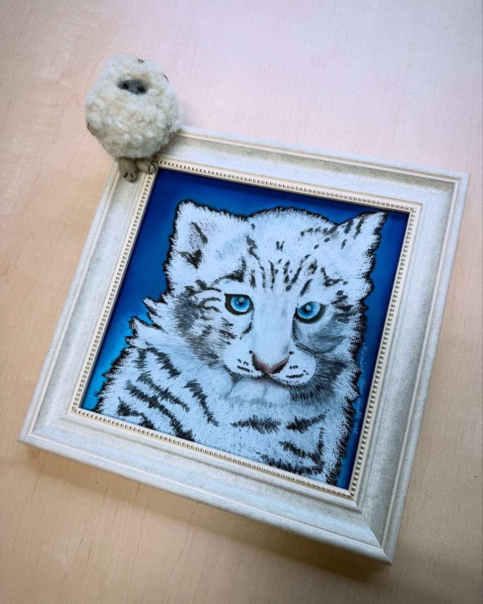先日名古屋にて、ユキヒョウのチョークアートをいただきました🐆！！
目の色と同じ背景の青色もとても映えててキレイな一枚です🏔️
ステキなプレゼントをいただき、ありがとうございました✨

#チョークアート #ユキヒョウ #snowleopard #chalkart #ユキヒョウのこども #snowleopardcub
