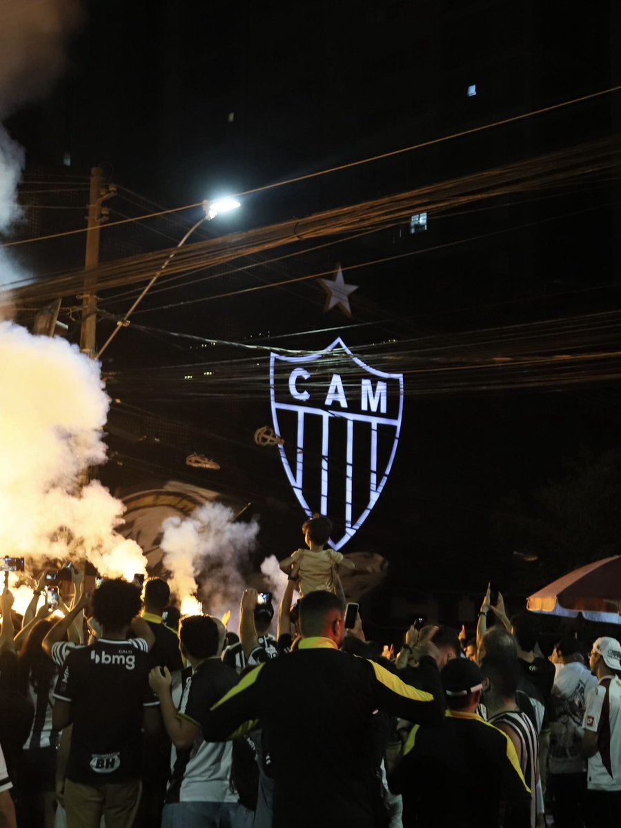 a torcida do Galo é tão apaixonada que toda madrugada do dia 24 pro dia 25 de março a massa vai pra sede celebrar... O GALO

simplesmente fazem um Réveillon no aniversário do Clube

isso aqui é AMOR

#Galo117Anos