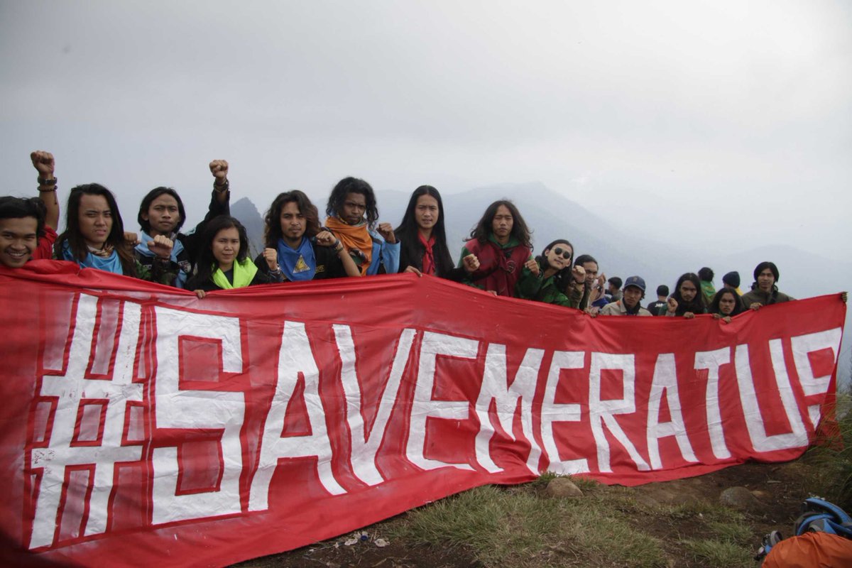 andreasharsono's tweet photo. Abah Nateh, petani dari Desa Nateh, Kabupaten Hulu Sungai Tengah, terlibat dalam gerakan #SaveMeratus lawan perusahaan tambang, didatangi di rumah, tewas ditusuk. Pembela lingkungan di Indonesia sering menghadapi ancaman fisik dan hukum, juga kekerasan 🇮🇩https://t.co/PZCsnCv7dV https://t.co/7vrWzUR5y9