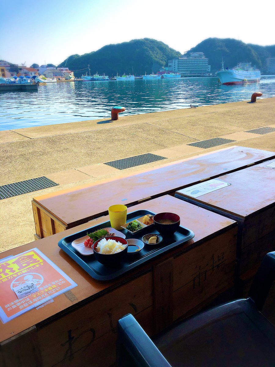 O46p9's tweet photo. 紀伊半島の濃厚過ぎる旅はまだまだ続きます。3日目スタート…っとその前に、紀伊勝浦の海辺の市場で漁師めしの朝ごはんを頂きます。静かな海を眺め、磯の香りを感じつつ新鮮なお刺身朝食。最高です。勝浦駅から徒歩5分、絶対行って欲しい場所のひとつです。#勝浦漁港にぎわい市場 #市場ごはんしげ https://t.co/RAI4I28xFq