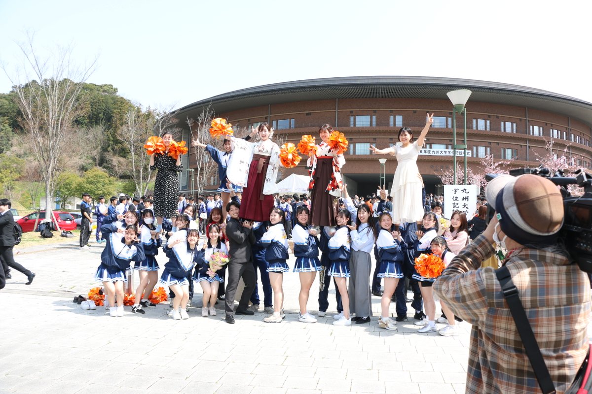 Today is graduation day!🎓
Marked by beautiful weather and blooming sakura, thousands of brand new Kyushu U graduates celebrated their academic milestone with family and friends.🌸
2,548 undergraduates and 2,349 graduate students were awarded degrees.
Congratulations!🥳
