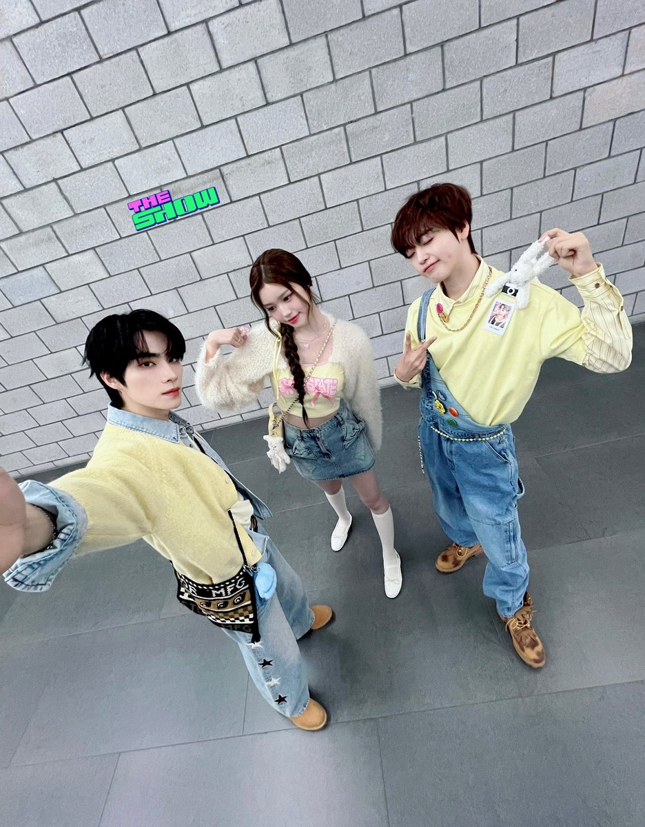 theshow_offcl's tweet photo. 🚶‍♂️‍➡ 🚶‍♂️‍➡️(툭)🚶‍♂️‍➡️🚶‍♂️‍➡️…

한 번만 더 건드려봐😠 엔프즈가 어떤 사람인지 똑똑히 보여줄 테니까…

🚶‍♂️‍➡️🚶‍♂️‍➡️🚶‍♂️‍➡️🚶‍♂️‍➡️(툭)🚶‍♂️‍➡️🚶‍♂️‍➡️🚶‍♂️‍➡️…

우리 #엔프즈 는 말이죠😍 #더쇼 의 보물 더쇼의 자랑 더쇼의 사랑인데요‼️ 누구냐면 눈빛부터 목소리 미소 성격까지 세상에서 제일 달콤한 #스윗쥔🍫이랑〰️ 동글동글 귀여운 얼굴에 춤이면 춤 노래면 노래 센스까지 겸비해버린 #몽글쭌☁️이랑〰️ 보기만 해도 미소 지어지는 너무너무 귀엽구 사랑스러운 예쁘니���주 #햇살삐☀️구요 오늘두 너무너무 완벽한 케미를 ���여줬다는 소식 전합니다📢📢📢
#샤오쥔 #형준 #정세비 @wayv_official @NCTsmtown @CRAVITYstarship @izna_offcl