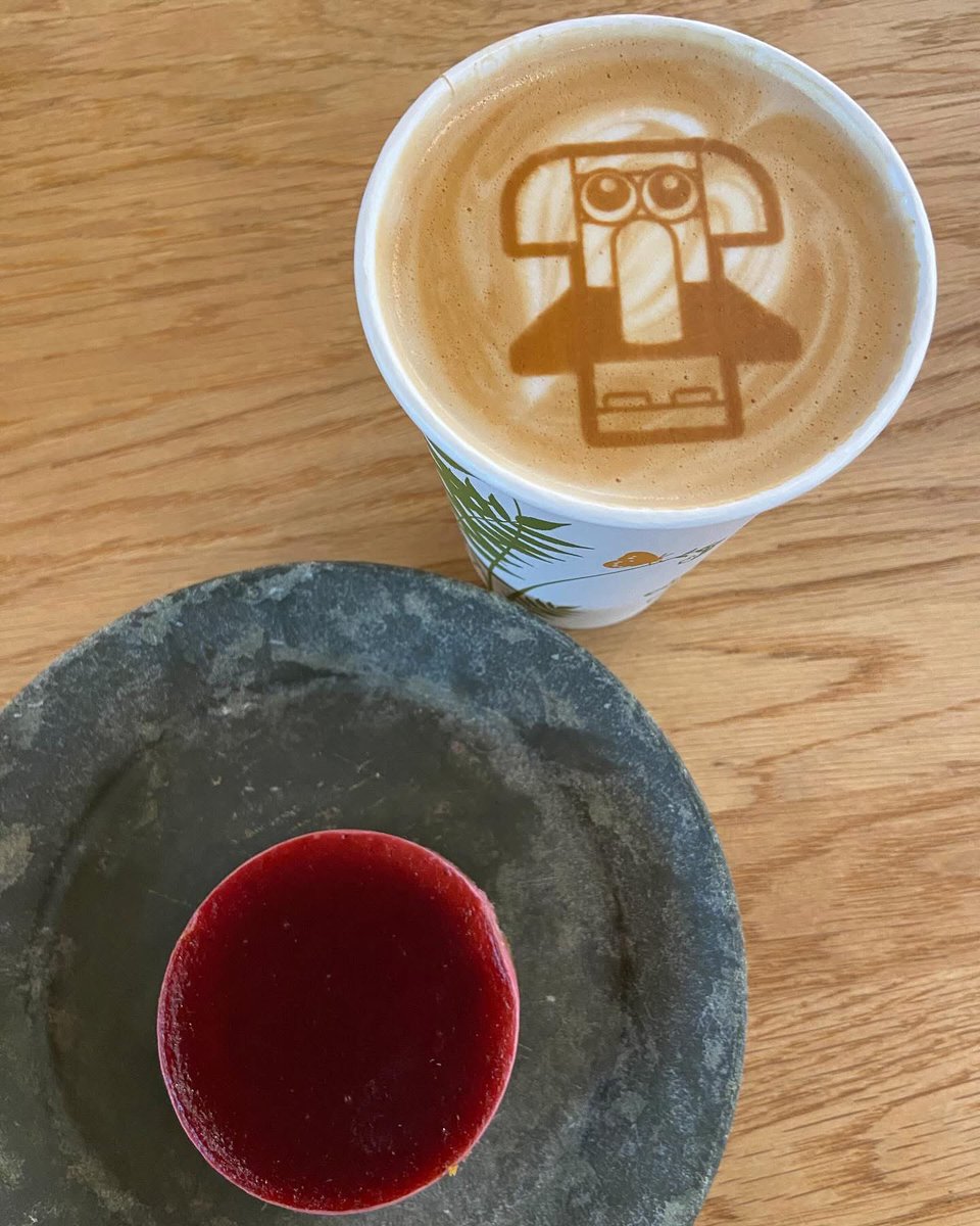 This is how a coffee from the #LEGOHouse Barista looks… Pretty FAB(uland)! 🐘 ☕️ 

#LEGO #Fabuland #Billund #Denmark