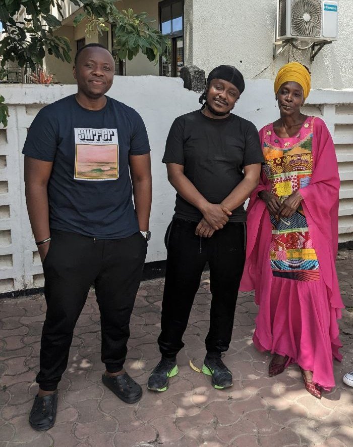 Happy birthday Sis Carola.
Kwa wale wanaotaka kumfahamu zaidi Dada yetu na safari yake ya Muziki,tulifanya nae pod kwenye <a href="/MezaHuru/">#MezaHuru</a> siku za nyuma kidogo
Link kwa Bio hapo!!
#SisiHao