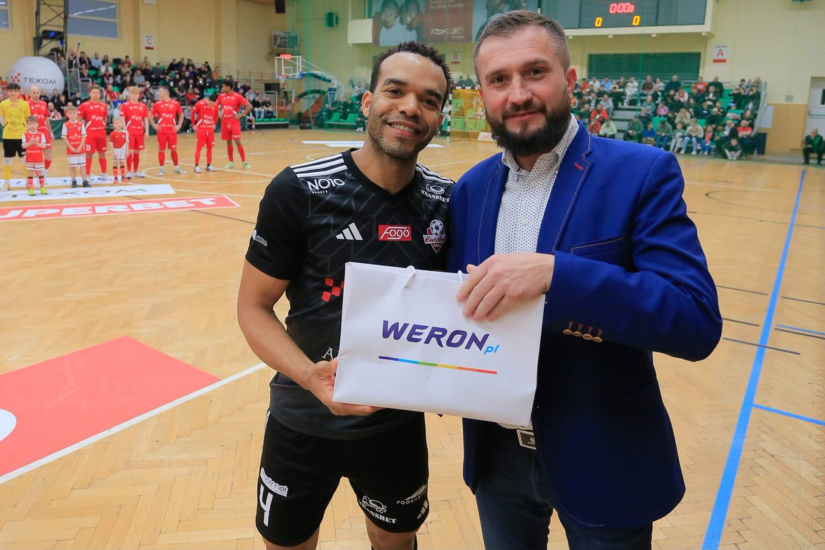 🔴⚪️Przed spotkaniem z Widzew Futsal, przedstawiciel firmy Texom Pan Paweł Żurawski, wręczył nagrody za najładniejszą bramkę 21. kolejki dla Leo Santany i 24. kolejki dla Artema Fareniuka 

🔴⚪️Sponsorem nagród jest firma WERON