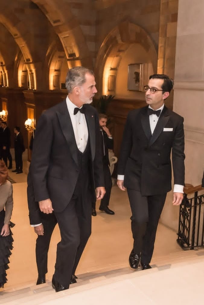 "You can cry because he is gone, or you can smile because he has lived. You can close your eyes and pray for him to come back, or you can open them and see all that he has left behind". (David Harkins)

In memoriam of Eduardo Barrachina. 🕊️