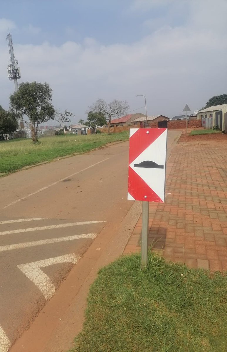 MyJRA's tweet photo. #JoburgServices #RegionalOperations #RoadSafety
JRA teams installed new stop signs and speed hump signs in Protea Glen along Red Current Street and on Mashao Street in Dobsonville, Region D.
@CityofJoburgZA @Coj_RegionD https://t.co/tvZPKvJRQu