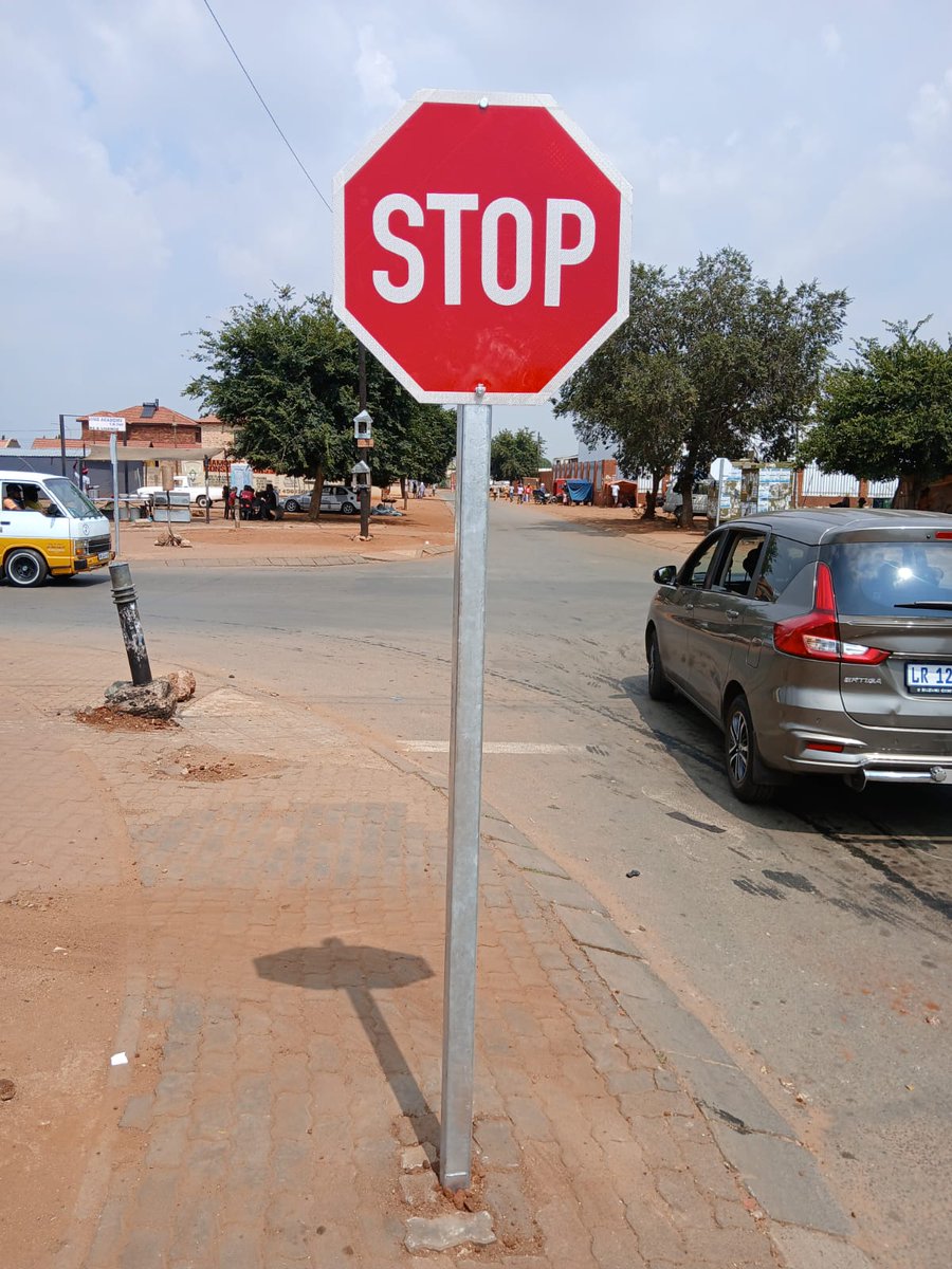 MyJRA's tweet photo. #JoburgServices #RegionalOperations #RoadSafety
JRA teams installed new stop signs and speed hump signs in Protea Glen along Red Current Street and on Mashao Street in Dobsonville, Region D.
@CityofJoburgZA @Coj_RegionD https://t.co/tvZPKvJRQu