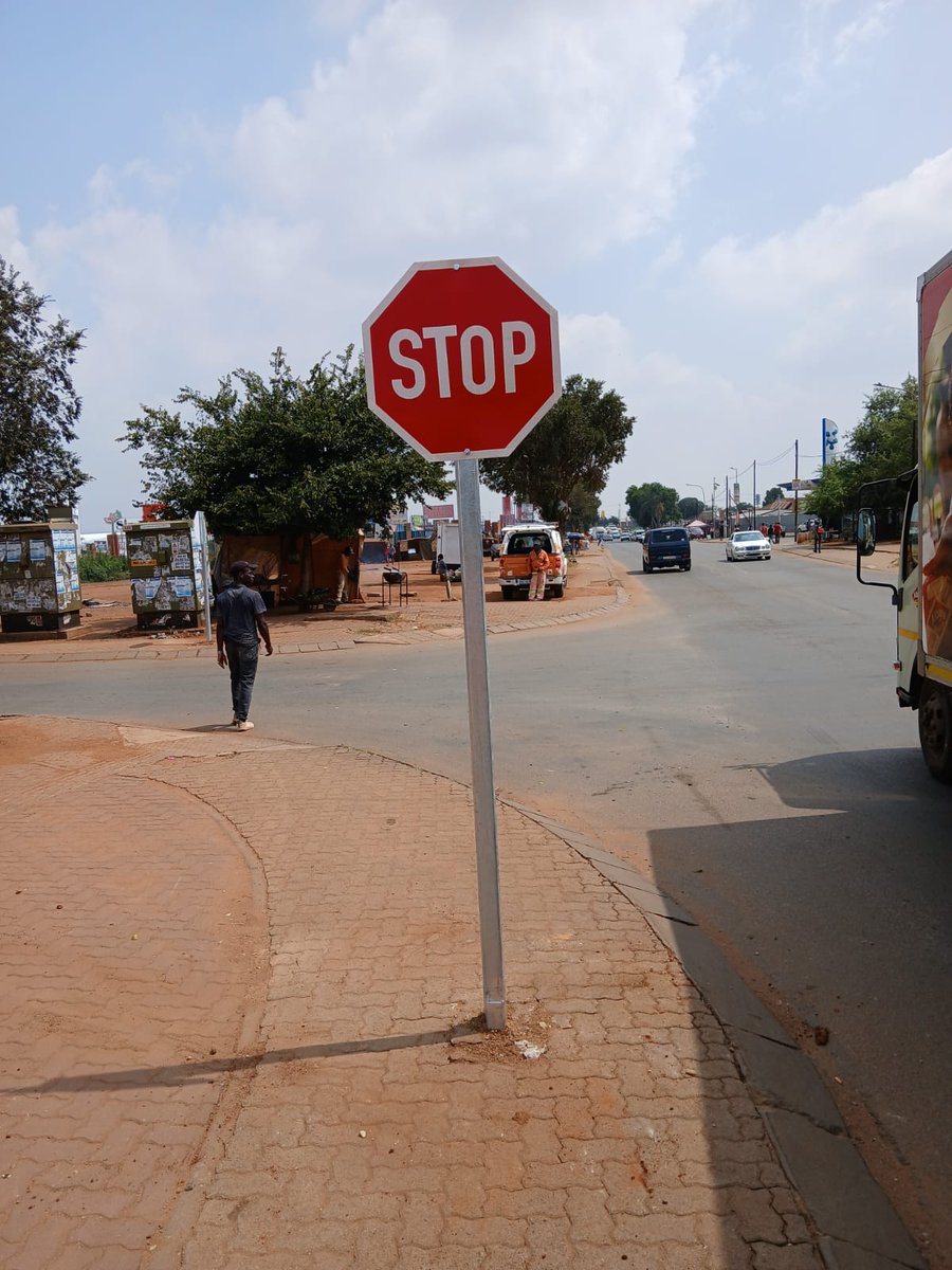 MyJRA's tweet photo. #JoburgServices #RegionalOperations #RoadSafety
JRA teams installed new stop signs and speed hump signs in Protea Glen along Red Current Street and on Mashao Street in Dobsonville, Region D.
@CityofJoburgZA @Coj_RegionD https://t.co/tvZPKvJRQu