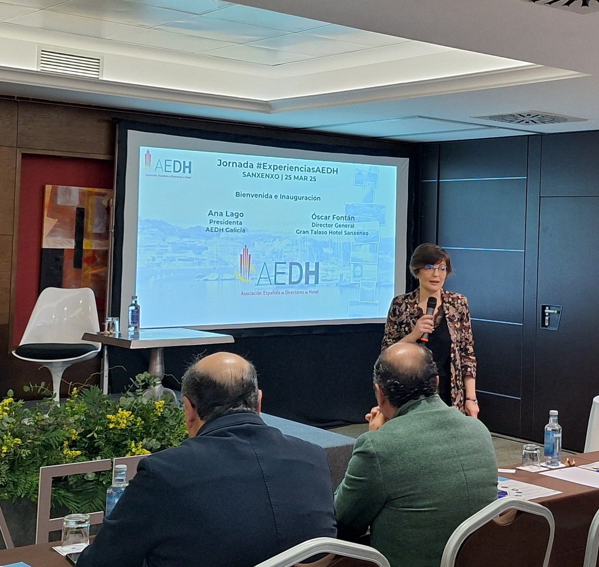 Directores de Hotel #TurismoSomosTodos #50AEDH (@comunidad_aedh) on Twitter photo 🙋♀️Inicia este #ExperienciasAEDH <a href="/IsidroTenorio/">Isidro Tenorio</a> dando la bienvenida a PATROCINADORES y presentando a
#AnaLago presidenta de #AEDHGalicia y #ÓscarFontan director del #GSanxenxo anfitriones de estas jornadas. #Hoteles #EventosHoteles #Sanxenxo #Galicia 🙋♀️Inicia este #ExperienciasAEDH <a href="/IsidroTenorio/">Isidro Tenorio</a> dando la bienvenida a PATROCINADORES y presentando a
#AnaLago presidenta de #AEDHGalicia y #ÓscarFontan director del #GSanxenxo anfitriones de estas jornadas. #Hoteles #EventosHoteles #Sanxenxo #Galicia