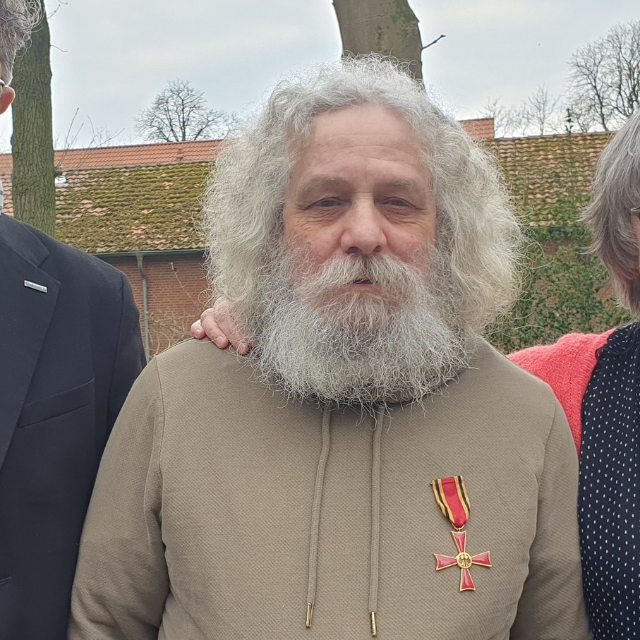 wolo_stiftung's tweet photo. "Von meiner Erfahrung können viele profitieren"

Jürgen Schneider hat über 40 Jahre auf der Straße gelebt. Dass man auch da produktiv sein und wichtige Dinge bewegen kann, zeigt sein Beispiel. Jetzt hat er das Bundesverdienstkreuz erhalten.

https://t.co/zSkLXxm69o https://t.co/zfOcH6GXaV