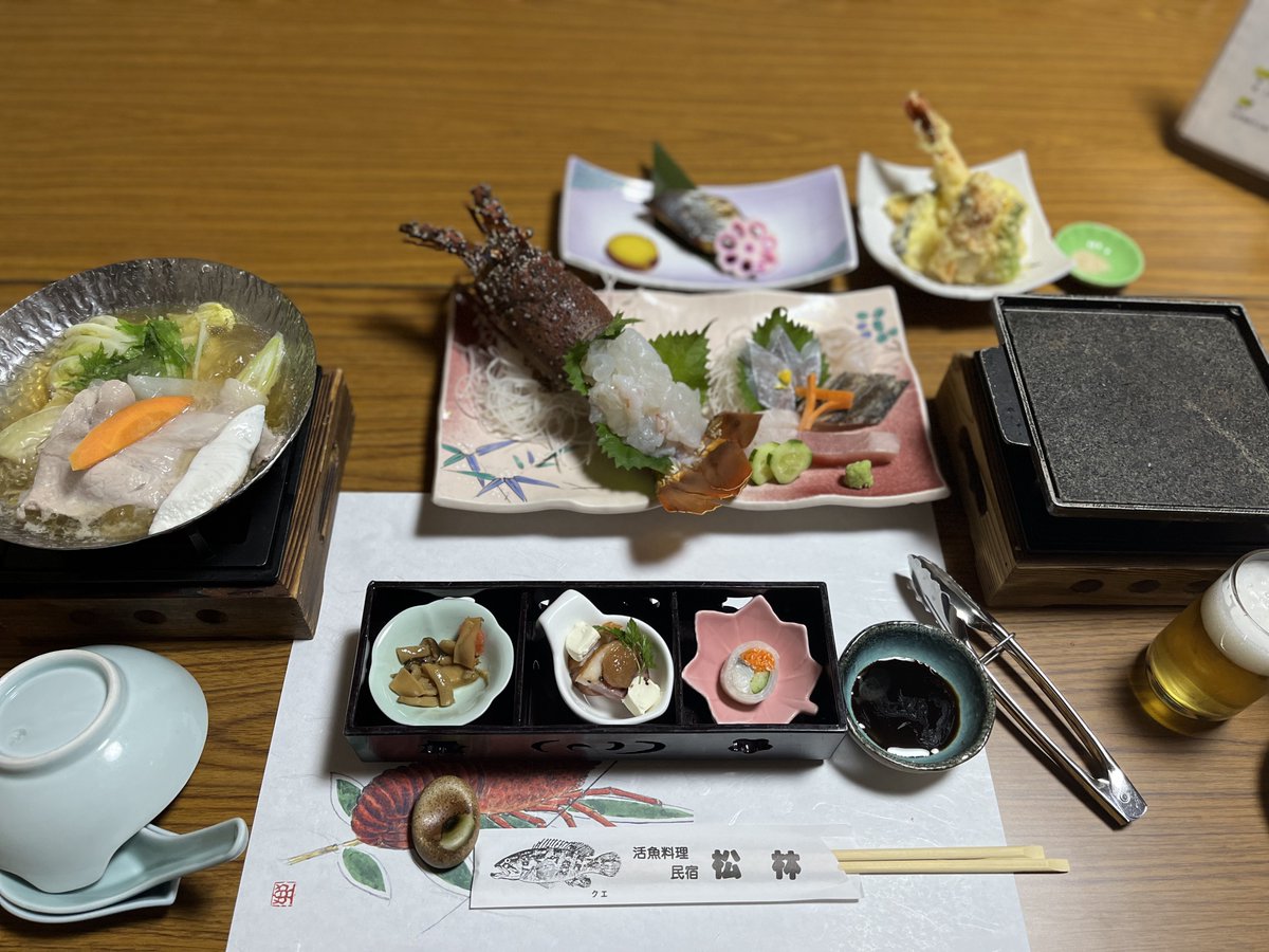 gourment_master's tweet photo. 和歌山県有田市初島町にある民宿『松林』は紀伊水道で獲れた新鮮な魚介が味わえる海鮮の宝庫にて伊勢エビ、足赤エビ、熊野牛の和歌山三大名物会席を堪能。朝食のアジのみりん干しは肉厚ジューシーな脂が香ばし過ぎて白米の旨さ倍増し。
#松林 #海鮮 #和歌山 https://t.co/vyDobo0MW7
