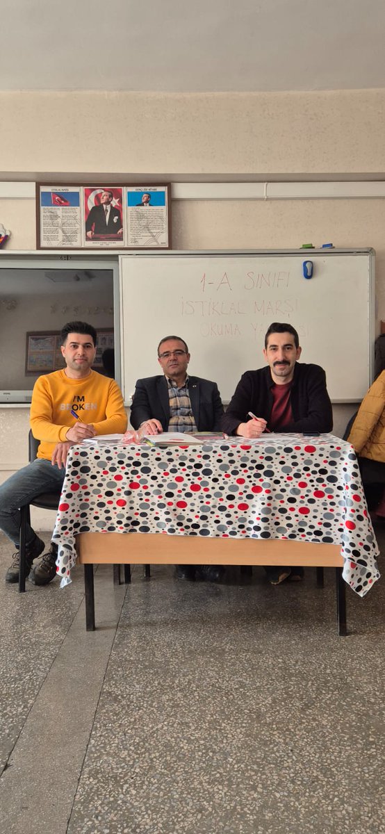 yurdalan_m's tweet photo. Okulumuz 1/A sınıfı İstiklal Marşı'nı güzel okuma yarışması büyük heyecana sahne oldu.1/A  Sınıf Öğretmeni Vahit AĞA YILDIZ önderliğinde düzenlenen yarışmaya jüride Okul Müdürü Fatih KARADUMAN ve Okul Rehber Öğretmeni Ahmet UĞURLU eşlik ettiler. https://t.co/bckCTULl3Z
