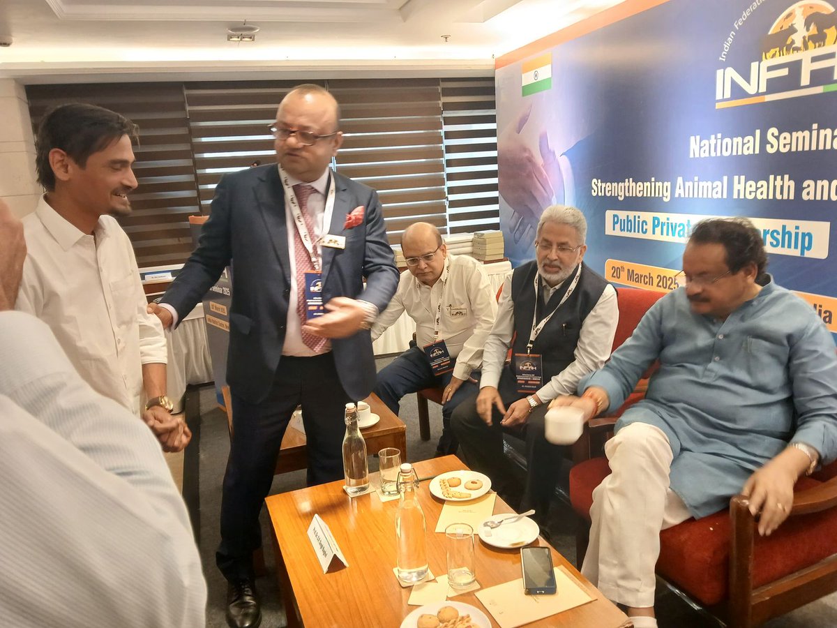 Indian Federation of Animal Health Companies के National Seminar में केंद्रीय राज्य मंत्री, मत्स्य डेयरी एवं पशुपालन- भारत सरकार Dr S P Singh Baghel जी से मुलाक़ात हुई तथा पशु चिकित्सको की कुछ समस्याओं पर वार्ता हुई।
कार्यक्रम में आमंत्रण के लिए Dr Shirish सर का बहुत आभार।