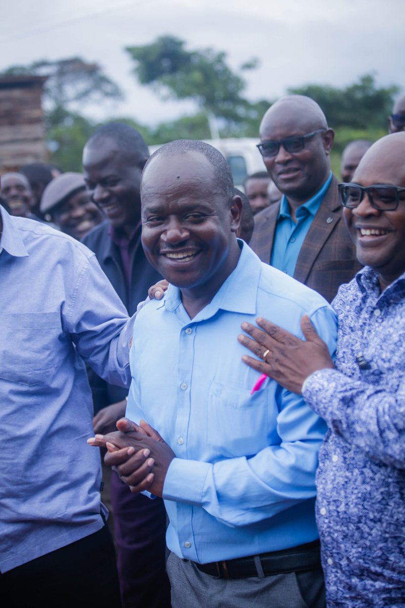 InvestTanzania's tweet photo. Waziri wa Nchi, Ofisi ya Rais - Mipango na Uwekezaji, Prof. Kitila Mkumbo, ametoa wito kwa taasisi za serikali kuweka vipaumbele katika kuboresha miundombinu, hasa katika maeneo yenye vyanzo vya kiuchumi kama vile maeneo ya uwekezaji. Aliyasema haya mapema jana baada ya ufunguzi wa ofisi ya Kanda ya Nyasa ya Kituo cha Uwekezaji Tanzania (TIC) iliyoko Njombe. 

Prof. Mkumbo alizungumza akiwa katika kiwanda cha Murikado Food Supply Co. Ltd, kilichopo Makambako ambacho kinamilikiwa na Mtanzania aliyewekeza kiasi cha shilingi bilioni 5 za kitanzania kinachochakara mafuta ya parachichi mkoani humo. 

Alisisitiza kuwa huduma za msingi kama maji, barabara, na umeme ni muhimu mno kwa mwekezaji, ambaye hapaswi kuhangaika kuhusu huduma hizi, kwani anakuja kuzalisha ajira na kuchangia katika ukuaji wa uchumi wa eneo husika.

Aliendelea kwa kumpongeza mwekezaji huyu, ambaye ni Mtanzania aliyewekeza na kuona fursa katika sekta ya kilimo hadi uchakataji wa mafuta. Pia alibainisha kuwa Mhe. Rais Dkt. Samia Suluhu Hassan anafurahishwa kuona Watanzania wajasiri kama hawa wanaothubutu na kuchangia katika ukuaji wa uchumi wa nchi.
