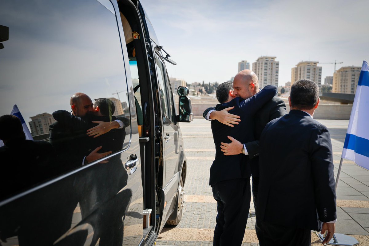 Bendito todo el que te bendice, oh Israel.
Números 24:9
Visitamos el Congreso de Israel (la Knéset), y fuimos recibidos por su presidente, nuestro querido amigo <a href="/AmirOhana/">Amir Ohana - אמיר אוחנה</a>.
Hablamos sobre el profundo vínculo que une a nuestras naciones hermanas y sobre estrategias para fortalecer