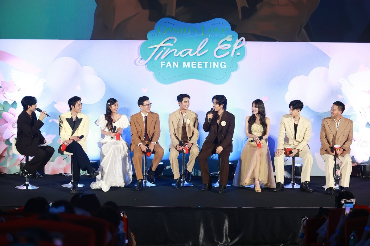 _24News_'s tweet photo. “เอิร์ท-มิกซ์-ชาคริต” นำทีมเสิร์ฟโมเมนต์ ฟูลฟิลทัชใจแฟนๆ ในงาน “Ossan’s Love Final EP. FAN MEETING”

#OssansLoveTHFinalEP
#OssansLoveTH #เอิร์ทมิกซ์ #EarthMix #EarthPirapat #mixxiw #ryuptb #Kapookphat #thor_thinnaphan #parnpeet #champhugmao

เปิดศึกรักกันมาหลายยก สำหรับคู่ฮอตสุดปัง “เอิร์ท พิรพัฒน์ วัฒนเศรษสิริ” และ “มิกซ์ สหภาพ วงศ์ราษฎร์” ที่ประชันฝีมือกับนักแสดงรุ่นพี่มากประสบการณ์ “ชาคริต แย้มนาม” ในซีรีส์โรแมนติกคอมเมดี้ “Ossan’s Love Thailand รักนี้ให้ “นาย”” ฉบับเวอร์ชั่นไทย จาก “GMMTV” คอนเทนต์โพรไวเดอร์ชั้นนำของเมืองไทย ก็เดินทางมาถึงบทสรุปความรักสุดวุ่นวายของหนุ่มโสดนายหน้า จัดหาบ้านที่ไม่เคยมีดวงเรื่องความรัก กลับต้องมากลายเป็นหนุ่มเนื้อหอม สร้างความสนุกสนานประทับใจ จนพุ่งติดเทรนด์ X “อันดับ 1” ทุกตอน ล่าสุดทีมนักแสดง นำโดย “เอิร์ท พิรพัฒน์ วัฒนเศรษสิริ, มิกซ์ สหภาพ วงศ์ราษฎร์, ชาคริต แย้มนาม” พร้อมด้วย “กระปุก พลอยนิรา หิรัญทวีศิลป์, ริว พุติพัฒน์ พุทโธนะโมชัย, ป่าน ณัชชา เชื้อแดง, โต๋ ทินพันธ์ ตันตุ้ย, แชมป์ ณัฐรัชต์ ก้อนแก้ว” และผู้กำกับมากฝีมือ “อู๋ กรพรหม นิยมศิลป์” แท็คทีมกันมาชวนแฟนๆ ร่วมชมตอนจบ พร้อมซึมซับบรรยากาศเลี้ยงปิดกล้อง ในงาน “Ossan’s Love Final EP. FAN MEETING” เมื่อวันจันทร์ที่ 24 มีนาคม 2568 ณ ชั้น 6 สยามพารากอน โรงภาพยนตร์สยามภาวลัย Paragon Cineplex

เปิดเวทีด้วย 3 เพลงเพราะๆ จาก “เอิร์ท-มิกซ์” เรียกเสียงกรี๊ดลั่นโรงตั้งแต่เริ่มงาน กับเพลง “แต้มบุญ” (Lucky Fan), “ฝันในฝัน” (False Awakening), “สะมะกึ๊กสะมะกั๊ก” (Stuckling) จากนั้นพิธีกรอารมณ์ดี “เลโอ โซสเซย์” พาแฟนๆ เข้าสู่บรรยากาศงาน “Ossan’s Love Final EP. FAN MEETING” อย่างเป็นทางการ เมื่อนักแสดงรวมตัวพร้อมหน้าพร้อมตา “เลโอ” เลยถือโอกาสเลี้ยงปิดกล้อง ด้วยการให้ “แชมป์” ที่รับบทเจ้าของร้านอาหารอีสานชัยมาเสะ เสิร์ฟเครื่องดื่มให้ทุกคนบนเวที โดยมีเซอร์ไพร์ส แอบใส่คำถามของแต่ละคนลงไปในแก้ว และแต่ละคนต้องตอบคำถามตามความจริง เริ่มจาก “เอิร์ท, มิกซ์, ชาคริต” กับคำถาม “ตำนานลำปางมีแต่เรื่อง” ทั้งเรื่อง “มิกซ์” เจอม้าพยศ, แม่ “มิกซ์” ทำข้าวมาเลี้ยงทั้งกอง, “มิกซ์” ถูกล็อตเตอรี่คนเดียวทั้งกอง, “เอิร์ท” แช่บ่อน้ำร้อนนวด “พี่จาตุรงค์” ต่อด้วย “โต๋” ผู้กำกับลุ้น “โต๋” เข้าซีน มักหลุดสำเนียงเเหนือ ส่วน “ป่าน” อินเนอร์พ่อลูกมาจริง ปล่อยโฮตอนเข้าซีนกับ “พี่ชาคริต” ทางด้าน “กระปุก” ผู้กำกับชม เก่ง สวย ดราม่าก็ดี คอมเมดี้ก็ผ่านฉลุย มาถึงน้องคนเล็ก “ริว” กินเก่งมาก ถึงขั้นกองถ่ายเป็นห่วงว่าจะมีอาหารเลี้ยงเด็กคนนี้พอไหม ส่วน “แชมป์” ตัวฮาประจำกองเสิร์ฟมุกไม่เว้น ให้ทำอะไรก็สามารถทำได้ ก่อนจะเชิญผู้กำกับฯ “อู๋” ที่มาร่วมเติมเต็มความสนุกครบรส กับเบื้องลึกเบื้องหลัง ฉากตลกที่สุด เรียกน้ำตาที่สุด และโรแมนติกที่สุด

จากนั้นทุกคนร่วมกันถ่ายภาพเก็บความประทับใจ ก่อนเข้าสู่ช่วงที่ทุกคนรอคอย ร่วมชมตอนสุดท้ายไปพร้อมๆ กัน ที่สร้างรอยยิ้มและเสียงหัวเราะได้ตลอดทั้งตอน และปิดท้ายความสนุกด้วยเพลง “คนที่ตามหา” จาก “เอิร์ท-มิกซ์” ส่งแฟนๆ กลับบ้านด้วยความอบอุ่นฟูลฟิลทัชใจกับทุกโมเมนต์