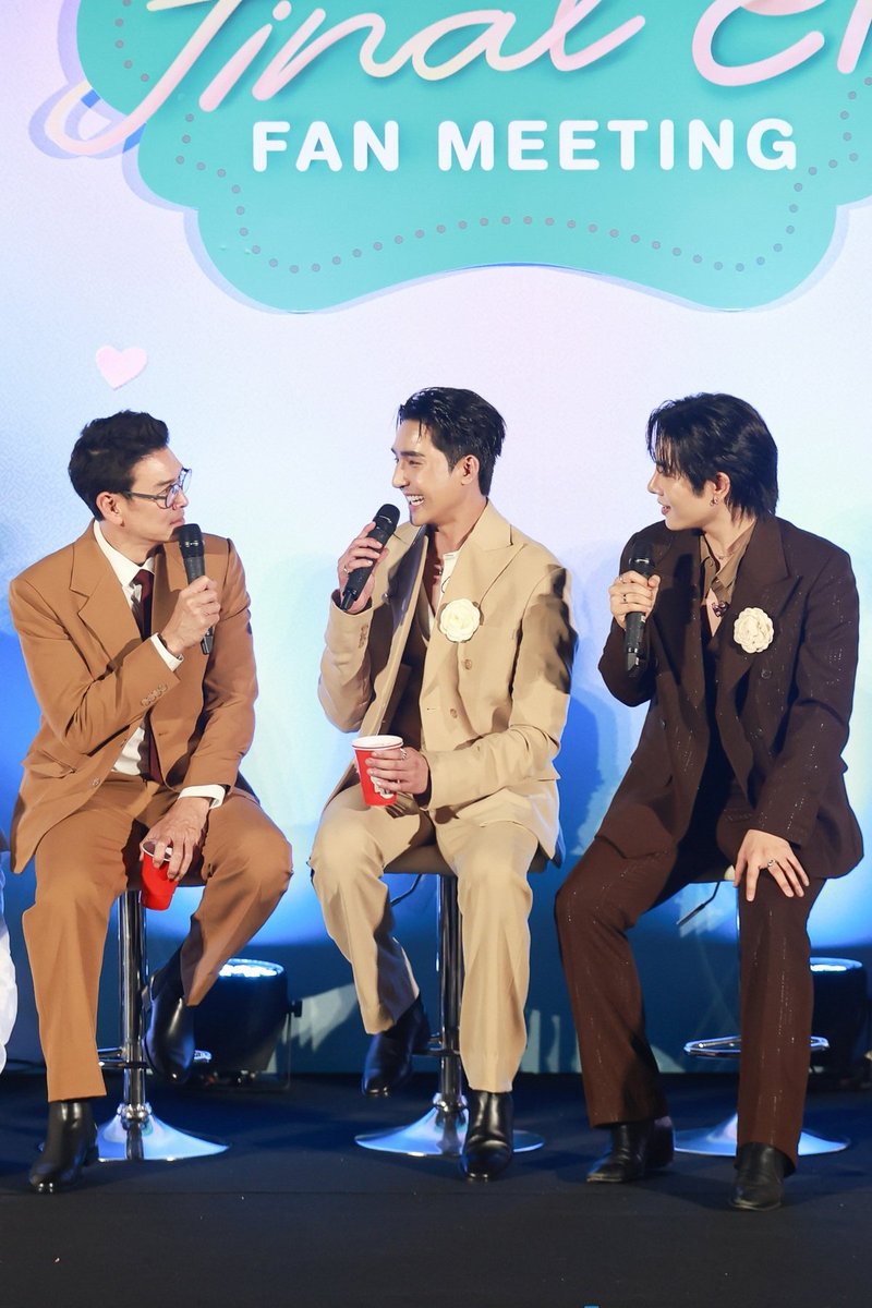 _24News_'s tweet photo. “เอิร์ท-มิกซ์-ชาคริต” นำทีมเสิร์ฟโมเมนต์ ฟูลฟิลทัชใจแฟนๆ ในงาน “Ossan’s Love Final EP. FAN MEETING”

#OssansLoveTHFinalEP
#OssansLoveTH #เอิร์ทมิกซ์ #EarthMix #EarthPirapat #mixxiw #ryuptb #Kapookphat #thor_thinnaphan #parnpeet #champhugmao

เปิดศึกรักกันมาหลายยก สำหรับคู่ฮอตสุดปัง “เอิร์ท พิรพัฒน์ วัฒนเศรษสิริ” และ “มิกซ์ สหภาพ วงศ์ราษฎร์” ที่ประชันฝีมือกับนักแสดงรุ่นพี่มากประสบการณ์ “ชาคริต แย้มนาม” ในซีรีส์โรแมนติกคอมเมดี้ “Ossan’s Love Thailand รักนี้ให้ “นาย”” ฉบับเวอร์ชั่นไทย จาก “GMMTV” คอนเทนต์โพรไวเดอร์ชั้นนำของเมืองไทย ก็เดินทางมาถึงบทสรุปความรักสุดวุ่นวายของหนุ่มโสดนายหน้า จัดหาบ้านที่ไม่เคยมีดวงเรื่องความรัก กลับต้องมากลายเป็นหนุ่มเนื้อหอม สร้างความสนุกสนานประทับใจ จนพุ่งติดเทรนด์ X “อันดับ 1” ทุกตอน ล่าสุดทีมนักแสดง นำโดย “เอิร์ท พิรพัฒน์ วัฒนเศรษสิริ, มิกซ์ สหภาพ วงศ์ราษฎร์, ชาคริต แย้มนาม” พร้อมด้วย “กระปุก พลอยนิรา หิรัญทวีศิลป์, ริว พุติพัฒน์ พุทโธนะโมชัย, ป่าน ณัชชา เชื้อแดง, โต๋ ทินพันธ์ ตันตุ้ย, แชมป์ ณัฐรัชต์ ก้อนแก้ว” และผู้กำกับมากฝีมือ “อู๋ กรพรหม นิยมศิลป์” แท็คทีมกันมาชวนแฟนๆ ร่วมชมตอนจบ พร้อมซึมซับบรรยากาศเลี้ยงปิดกล้อง ในงาน “Ossan’s Love Final EP. FAN MEETING” เมื่อวันจันทร์ที่ 24 มีนาคม 2568 ณ ชั้น 6 สยามพารากอน โรงภาพยนตร์สยามภาวลัย Paragon Cineplex

เปิดเวทีด้วย 3 เพลงเพราะๆ จาก “เอิร์ท-มิกซ์” เรียกเสียงกรี๊ดลั่นโรงตั้งแต่เริ่มงาน กับเพลง “แต้มบุญ” (Lucky Fan), “ฝันในฝัน” (False Awakening), “สะมะกึ๊กสะมะกั๊ก” (Stuckling) จากนั้นพิธีกรอารมณ์ดี “เลโอ โซสเซย์” พาแฟนๆ เข้าสู่บรรยากาศงาน “Ossan’s Love Final EP. FAN MEETING” อย่างเป็นทางการ เมื่อนักแสดงรวมตัวพร้อมหน้าพร้อมตา “เลโอ” เลยถือโอกาสเลี้ยงปิดกล้อง ด้วยการให้ “แชมป์” ที่รับบทเจ้าของร้านอาหารอีสานชัยมาเสะ เสิร์ฟเครื่องดื่มให้ทุกคนบนเวที โดยมีเซอร์ไพร์ส แอบใส่คำถามของแต่ละคนลงไปในแก้ว และแต่ละคนต้องตอบคำถามตามความจริง เริ่มจาก “เอิร์ท, มิกซ์, ชาคริต” กับคำถาม “ตำนานลำปางมีแต่เรื่อง” ทั้งเรื่อง “มิกซ์” เจอม้าพยศ, แม่ “มิกซ์” ทำข้าวมาเลี้ยงทั้งกอง, “มิกซ์” ถูกล็อตเตอรี่คนเดียวทั้งกอง, “เอิร์ท” แช่บ่อน้ำร้อนนวด “พี่จาตุรงค์” ต่อด้วย “โต๋” ผู้กำกับลุ้น “โต๋” เข้าซีน มักหลุดสำเนียงเเหนือ ส่วน “ป่าน” อินเนอร์พ่อลูกมาจริง ปล่อยโฮตอนเข้าซีนกับ “พี่ชาคริต” ทางด้าน “กระปุก” ผู้กำกับชม เก่ง สวย ดราม่าก็ดี คอมเมดี้ก็ผ่านฉลุย มาถึงน้องคนเล็ก “ริว” กินเก่งมาก ถึงขั้นกองถ่ายเป็นห่วงว่าจะมีอาหารเลี้ยงเด็กคนนี้พอไหม ส่วน “แชมป์” ตัวฮาประจำกองเสิร์ฟมุกไม่เว้น ให้ทำอะไรก็สามารถทำได้ ก่อนจะเชิญผู้กำกับฯ “อู๋” ที่มาร่วมเติมเต็มความสนุกครบรส กับเบื้องลึกเบื้องหลัง ฉากตลกที่สุด เรียกน้ำตาที่สุด และโรแมนติกที่สุด

จากนั้นทุกคนร่วมกันถ่ายภาพเก็บความประทับใจ ก่อนเข้าสู่ช่วงที่ทุกคนรอคอย ร่วมชมตอนสุดท้ายไปพร้อมๆ กัน ที่สร้างรอยยิ้มและเสียงหัวเราะได้ตลอดทั้งตอน และปิดท้ายความสนุกด้วยเพลง “คนที่ตามหา” จาก “เอิร์ท-มิกซ์” ส่งแฟนๆ กลับบ้านด้วยความอบอุ่นฟูลฟิลทัชใจกับทุกโมเมนต์