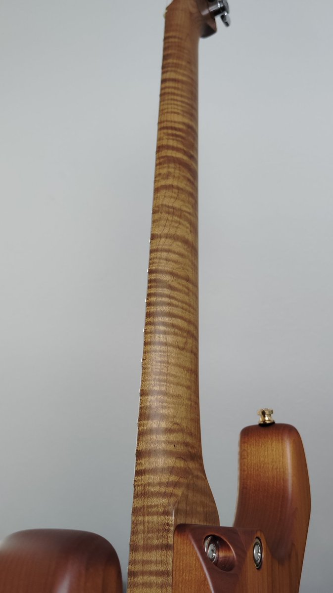 my new gear...

CHARVELのガスリーゴーヴァンシグネチャー！！
ヘッドの先までメラメラ杢目のフレイムメイプルネック。このギターさえあれば俺にもスーパープレイができるはず！

#mng