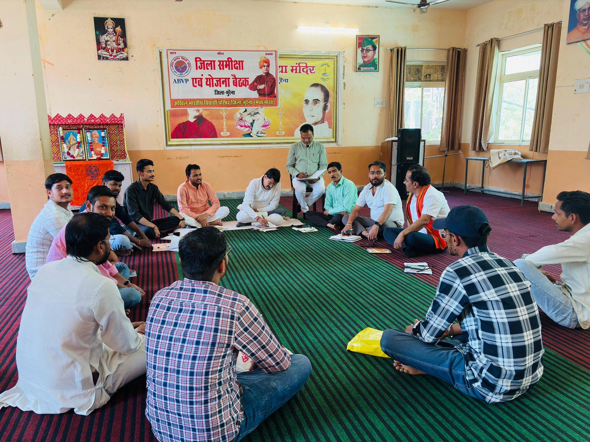 AbvpMorena's tweet photo. अभाविप मुरैना जिले की जिला समीक्षा बैठक आज सम्पन्न हुई जिसमे मुख्य रूप से प्रांत संगठन मंत्री श्री रोहित दुबे जी उपस्थित रहे,बैठक के बाद पक्षियों को पानी पीने के लिए सकोरा अभियान का शुभारंभ किया गया । https://t.co/ebS4YK8FDd