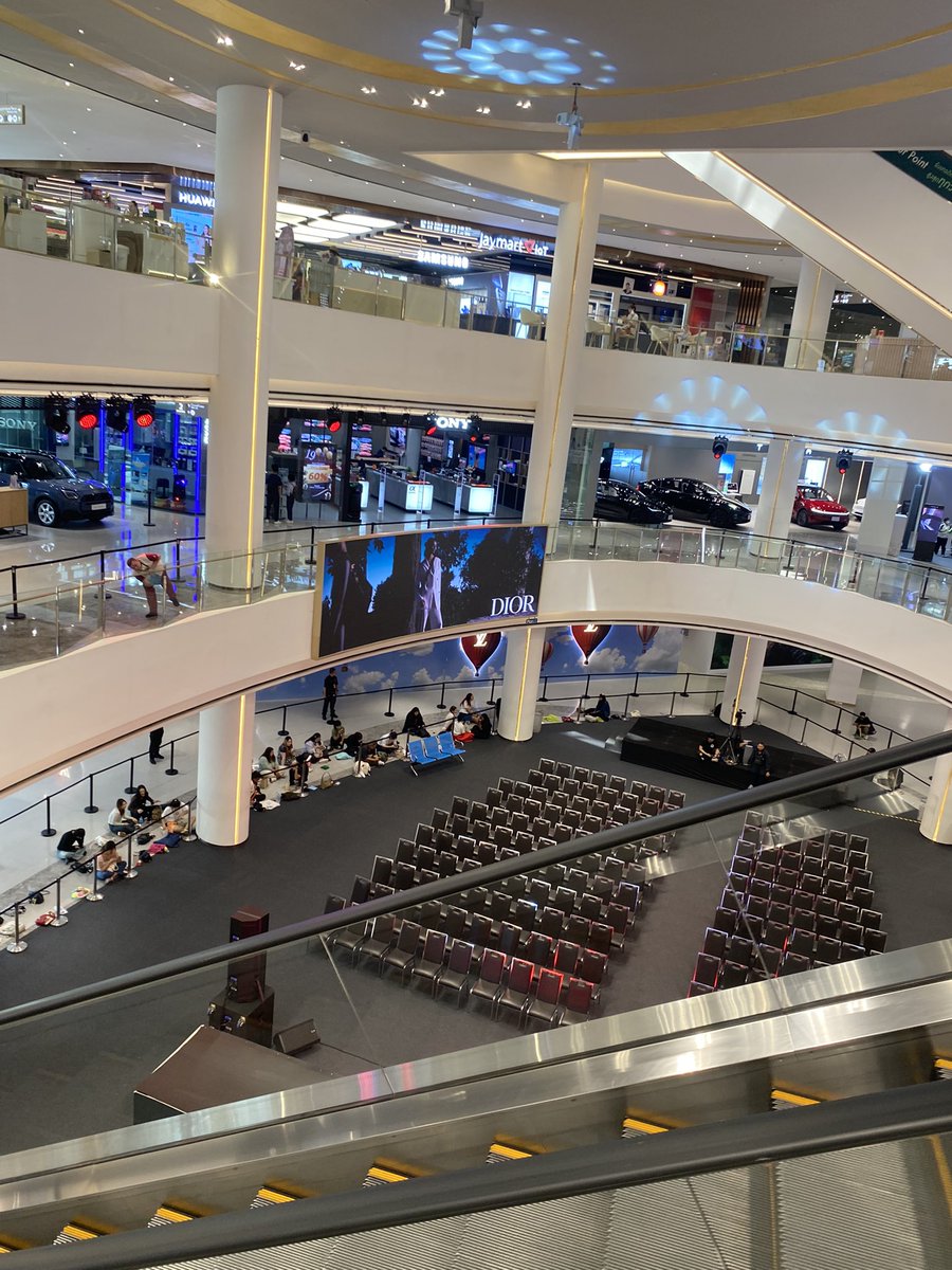 abug6ix's tweet photo. scoping the area for sunday… i didn’t get the lucky draw but hopefully i’ll be able to see daehwi up close 😭🥺 https://t.co/nQ73KXXF9y