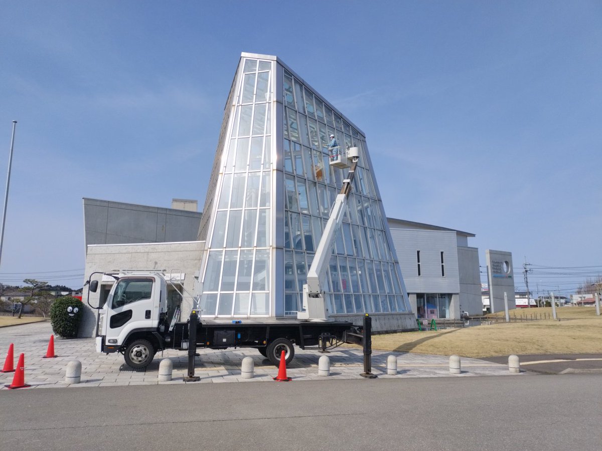 ferriteman1's tweet image. 科学館のエントランスホールのガラス清掃を行いました。高いので高所作業車を使って清掃します。
＜乗ってみたい・・・。