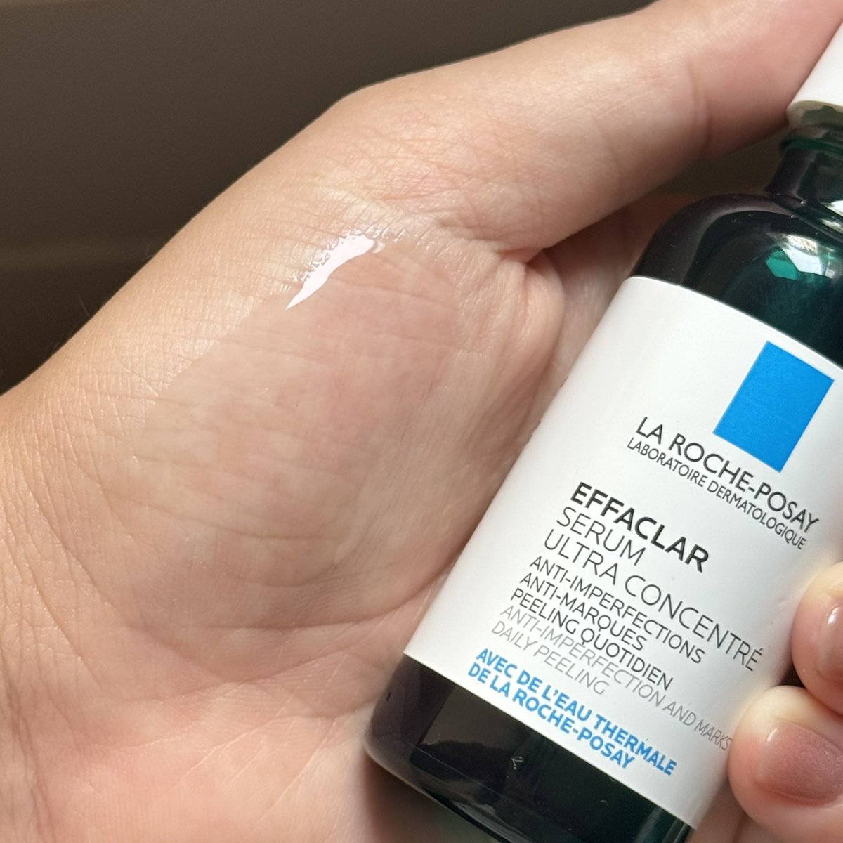ใช้หมดไปหลายขวดแล้ว La Roche-Posay Effaclar Serum พออายุเยอะขึ้นเป็นสิวแล้วหายยากกว่าเดิม ตัวนี้เราใช้เพิ่มรูทีนตอนเป็นสิว ช่วยลดการสะสมแบคทีเรีย ลดสิวอุดตัน สิวอักเสบที่มองเห็นได้เลยไม่ค่อยขึ้น รู้สึกผิวแดงอักเสบตัวนี้ช่วยได้เยอะเลย เนื้อเซรั่มบางเบา ไม่เหนียวผิว เราใช้ตอนกลางคืนแล้วทาม้อยส์ตามเยอะๆ สิวแห้งไวกว่าเดิม

#LaRochePosayTH #Effaclar #ลาโรชโพเซย์ #เอฟฟาคลาร์ #สลายสิว #เอฟฟาคลาร์เซรั่ม #EffaclarSerum #รอยสิว #สิวอุดตัน
