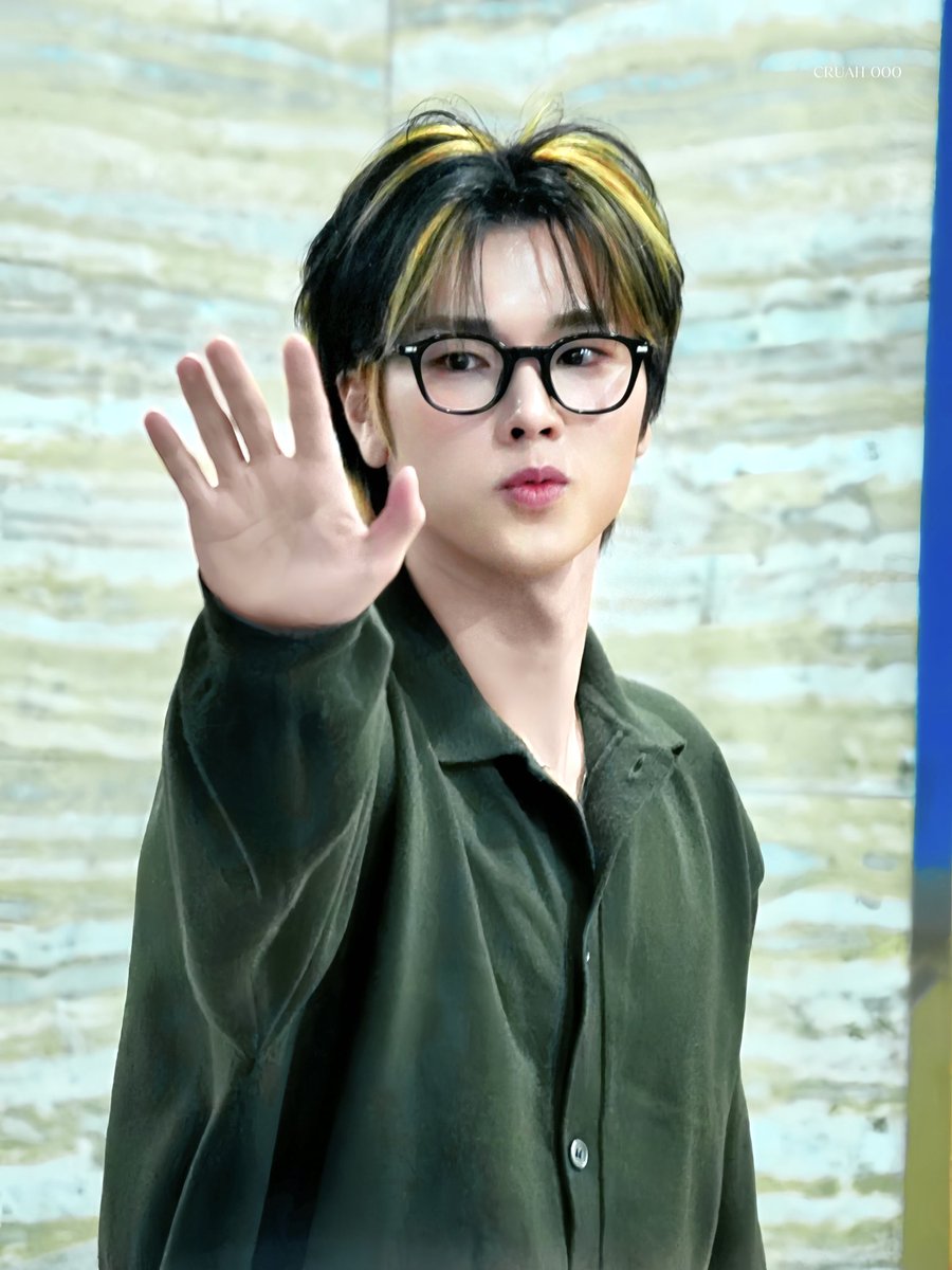 000Cruah's tweet photo. 250325 가요광장

앙우!🥺🥺

#정수 #Jungsu
#XdinaryHeroes #엑스디너리히어로즈 https://t.co/Aa5eh75up9
