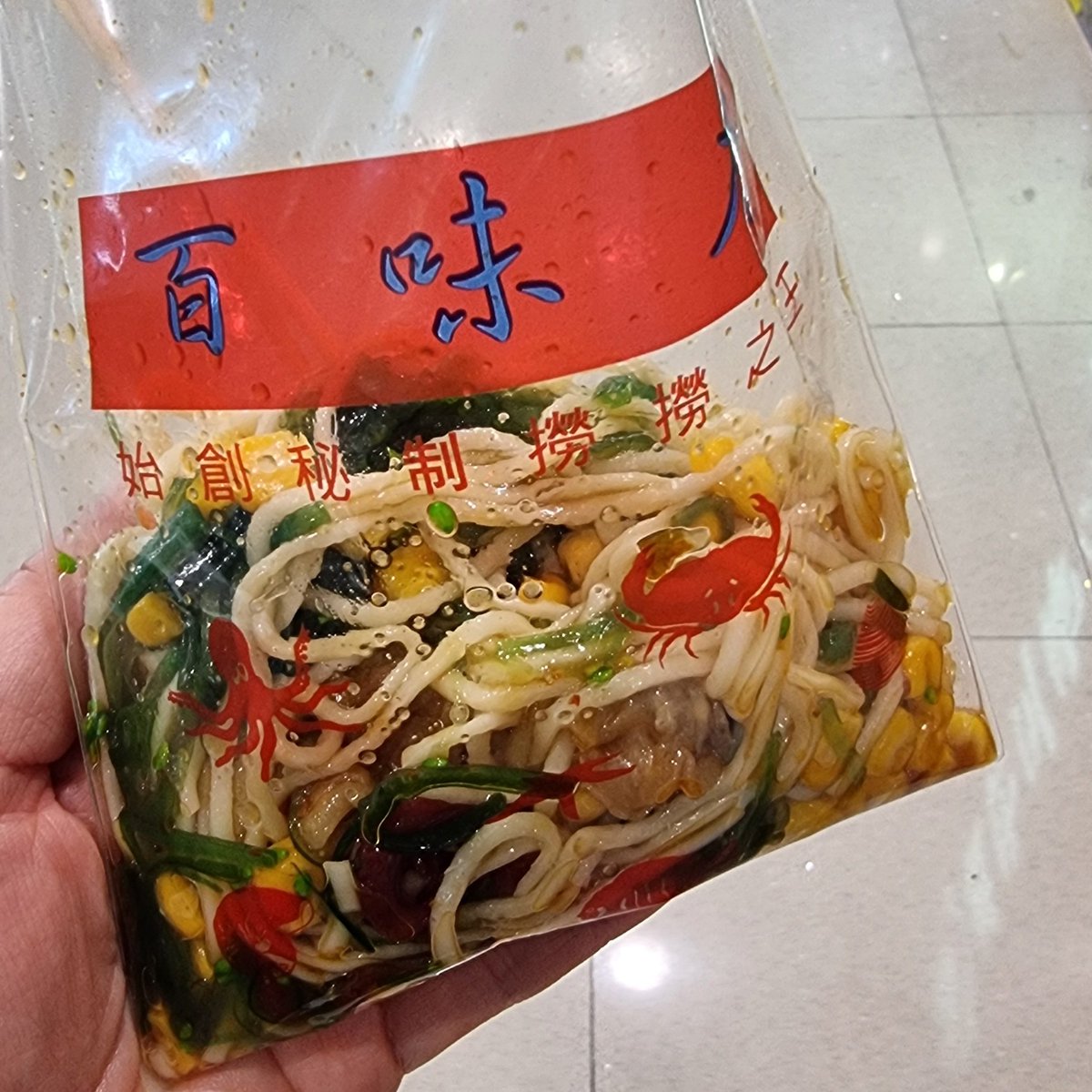 百味店
📍Hongkong Sha Tin, Sha Tin Centre St, 3-9號3樓38B號鋪希爾頓中心

홍콩가면 들러야할 스니픽 맛집
여러 토핑을 직접 골라서 차가운 면에 소스랑 섞어서 먹는건데 까막눈이라도 걱정 노!스니픽 메뉴 있음!이렇게 HKD30
스니도 지금 먹고싶지?😁
#왕맛있슨 #왕잭슨 <a href="/JacksonWang852/">Jackson Wang</a>