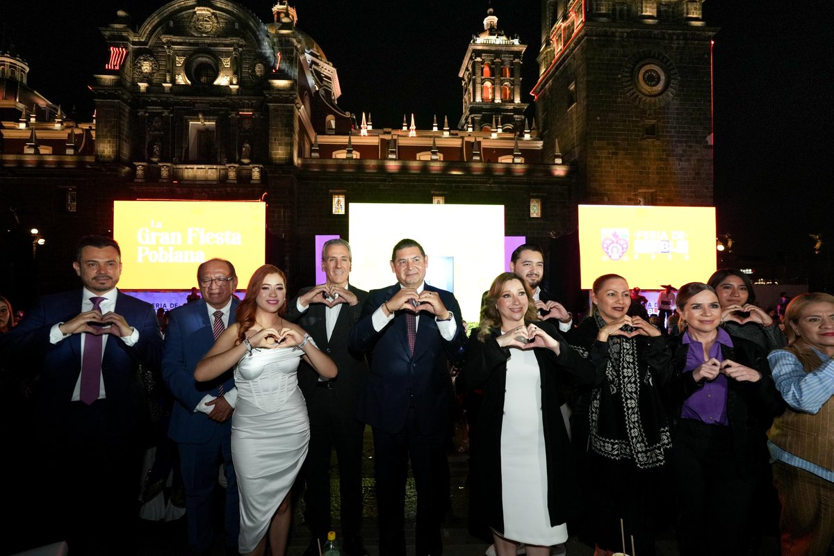 pepechedrauimx's tweet photo. 🎡🎠 Desde el Zócalo de la Ciudad, cientos de poblanas y poblanos acompañamos al Gobernador del Estado @ArmentaPuebla_ en la presentación de la #FeriaDePuebla2025.

Un gran evento impulsado por el @Gob_Puebla para celebrar la grandeza de #Puebla.

1/2 https://t.co/iYmQ4mPxjy