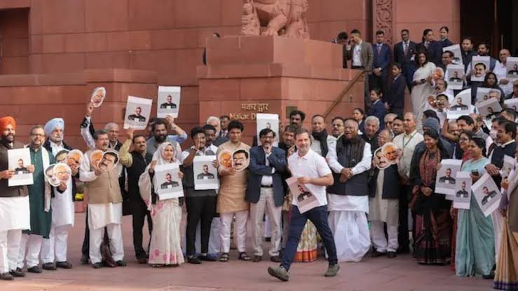 MrTiwaree's tweet photo. इतिहास के प्रश्न उठाओ तो...
उनको मिर्ची क्यूँ लगती है ?

वामपंथी इतिहासकारों को लगे तो कोई बात नहीं ये विपक्षी नेताओं को क्यों लगती है ?

दरबारी मुगल इतिहासकारों को लगे तो लगे ये क्रिप्टो अर्बन्स को क्यूँ लगती है ? जिस परमवीर राणा सांगा ने बाबर को हराया था उस राणा को रामजी सुमन संसद में गद्दार क्यों कहते हैं ? 

जब वीर शिवाजी की स्मृति में आगरा में भव्य स्मारक बनाने की  घोषणा सीएम देवेंद्र फडणवीस करते हैं तो नाना पटोले क्यूँ उबल पड़ते हैं ?

आइए आज इनके धागे खोलता हूँ।
कमेंट में पढ़िए... 👇👇