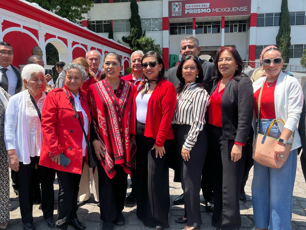 Bren_Alvarado's tweet photo. Rendimos homenaje a Luis Donaldo Colosio en el Comité Directivo Estatal. 
Su lucha y visión siguen inspirando a quienes creemos en un México más justo. Su legado vive en el PRI y en el corazón del pueblo. #ColosioVive  @PRI_EDOMEX @CristinaRuiz_S https://t.co/ftM9cCrMiA