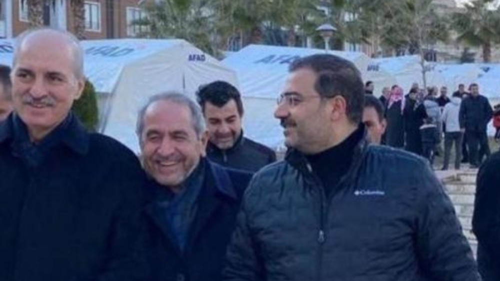 55 nin kişinin öldüğü Hatay depreminden sonra "milletin vekilleri" deprem bölgesinde böyle sırıtıyodu? O zaman da bu soruyu sorabilidin mi? O zaman da eleştri yaptın mı? Şimdi ben soruyorum.

Ne bu NEŞE?
Bu ülkenin vatandaşları ölmedi mi?
