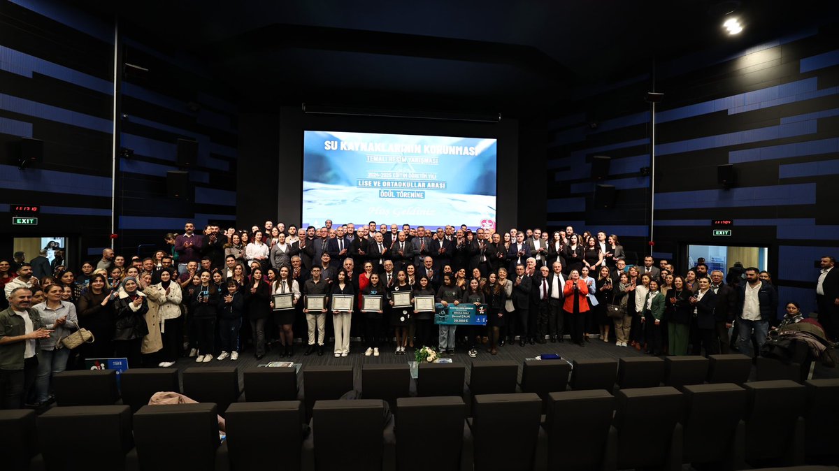 BegumCelikdelen's tweet photo. #ibb #iski #22martdünyasugünü anlam ve önemini 2020 yılından beri ortaokul ve liseli gençlerle resim yarışması yaparak kutluyoruz, her yıl ödül törenimizi onurlandıran @ekrem_imamoglu başkanımız bu yıl maalesef aramızda yoktu.. biz buruktuk, ama gençlerin umudu, ortaya koyduğu eserler muhteşemdi.. 
bu ülkenin çocukları, gençleri kısaca evlatları vatanına, suyuna, toprağına, birlik ve beraberlik içinde, sanatla öyle güzel sahip çıkıyorlar ki, her biri birer sanat eseri olan resimleri ve verdikleri su mesajları için tüm katılımcı öğrencilerimize ve ödül alan çocuklarımıza çok teşekkür ederiz..
ayrıca salonu dolduran personelimiz de harikaydı!