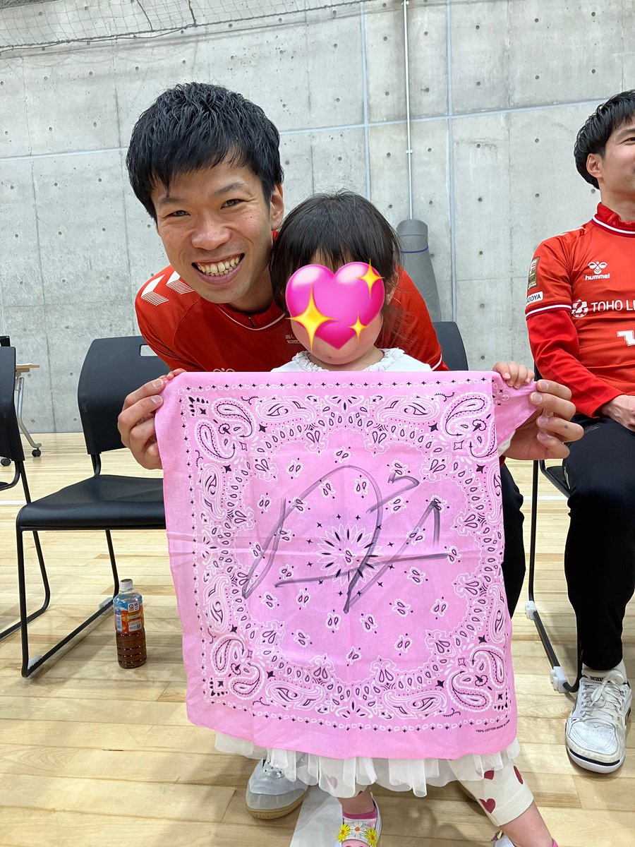 32heroT's tweet photo. @23ando7 試合会場、ファン感等で、娘に優しく接してくださり、ありがとうございました。
オーシャンズでの安藤選手の活躍が観られなくなるのは、寂しくなりますが、湘南でも変わらぬ活躍を、家族一同、応援しております。 https://t.co/OCjcjV1wmz