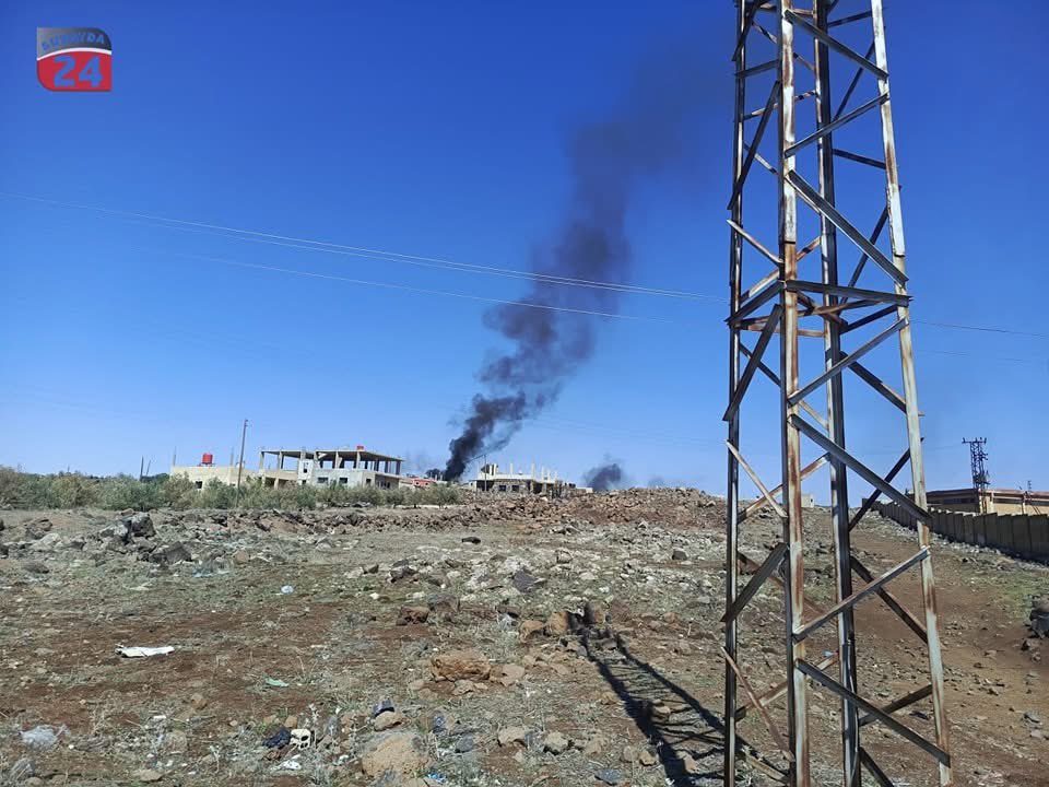 suwayda24's tweet photo. بات تصاعد الدخان الأسود في بعض القرى والأحياء من مدينة السويداء مشهداً يومياً منذ يوم الثلاثاء في الأسبوع الماضي، عقب عملية السطو المسلح على مستودعات شركة الاتصالات في الريف الغربي، وذلك نتيجة إحراق الكابلات المسروقة لاستخراج النحاس منها. 

في أحياء المشروب ورجم الزيتون وقريتي المنصورة والشقراوية إلى الغرب من مدينة السويداء، وبعض المناطق الأخرى، تتصاعد أعمدة الدخان يومياً، لتكشف عن الكارثة التي حلت بمستودعات شركة الاتصالات. 

تقول مصادر محلية للسويداء 24، إن المجموعات المسلحة التي نفذت عملية السطو على مستودع مديرية الاتصالات، تعمل يومياً على تجميع الأكبال المسروقة في مناطق محددة، ثم يضرمون النار فيها، في طريقة بدائية لاستخراج النحاس قبل بيعه في السوق السوداء. 

قبل سقوط نظام الأسد، كانت عمليات النهب للبنية التحتية تجري على قدم وساق، وتحتكر تجارتها الفرقة الرابعة التابعة لجيش النظام السابق. اليوم، بعد سقوط النظام، تبدلت الأسماء، وبقيت هذه التجارة نشطة لمعامل إعادة التصنيع في ريف دمشق وفي لبنان. 

ورغم استعادة مديرية الاتصالات لبعض المسروقات عن طريقة بعض الفصائل، إلّا أن الكميات التي لم تُسترجع أكبر بكثير، الأمر الذي أكد مسؤولون في الاتصالات أن ضرره سيكون بالغاً على البنية التحتية للشبكة في الفترة المقبلة.