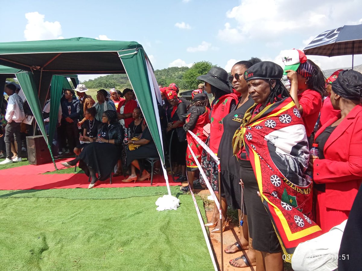 EffWard12Rusty's tweet image. As we were laying a member of ward 12 (Oreneilwe George Sibanda) to rest.🕯

Fighters came out in numbers, to support the family and ward 12.