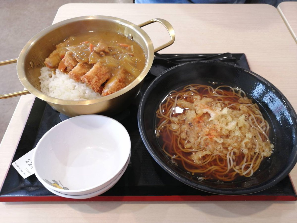 corn3corn3's tweet photo. ゆで太郎で、
倍盛り鍋カツカレー(セット) https://t.co/Yw9e4tqd2a
