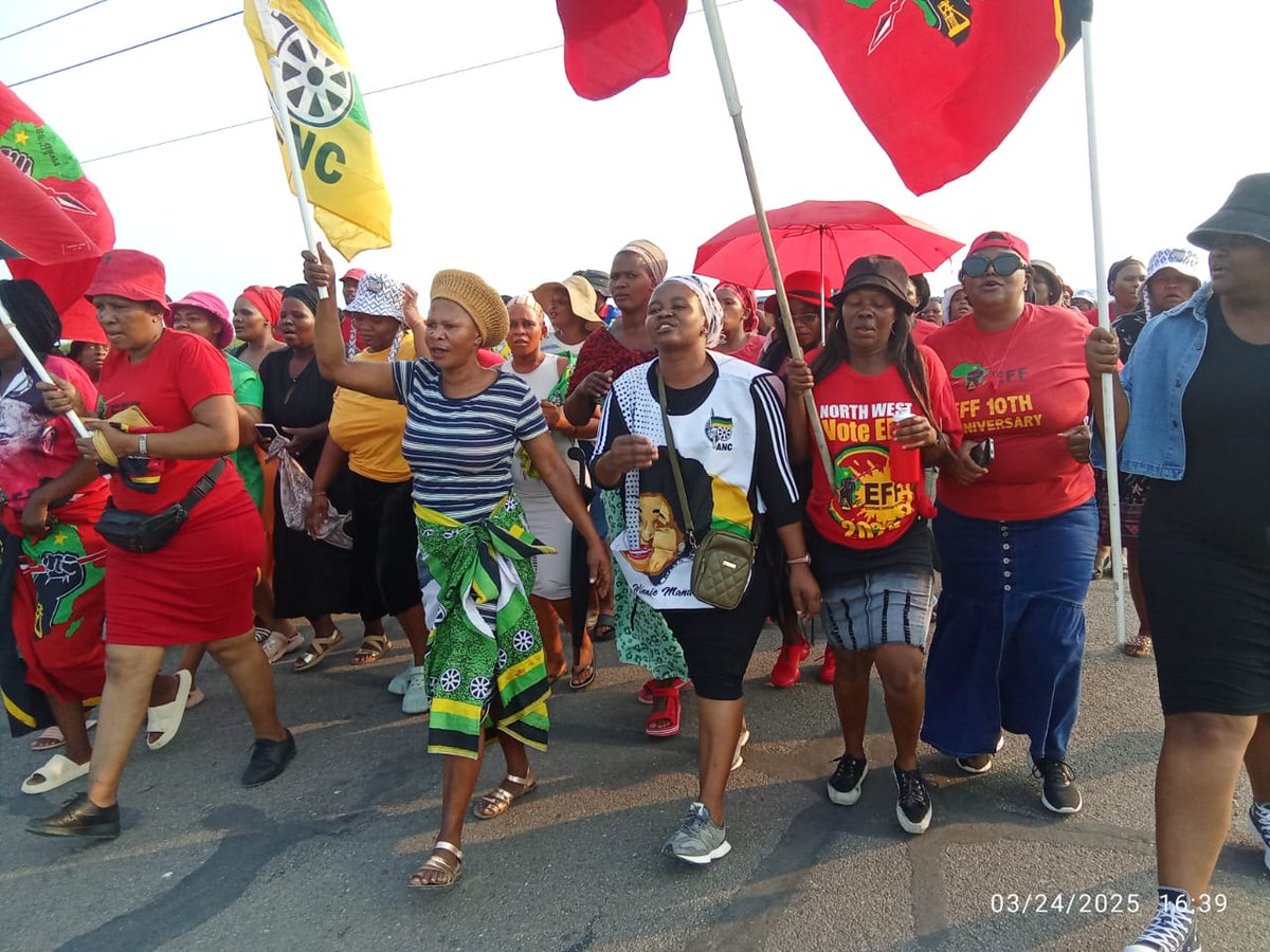 EffWard12Rusty's tweet image. With heavy hearts, we welcomed the body of our fallen fighter home as it begins its final journey to the Eastern Cape, where it will be laid to rest. May you rest in peace, dear comrade. Rest well DOR.✊️