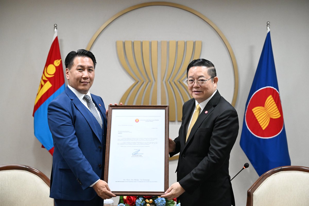 Ambassador Dashnyam Enkhtaivan presented his Letter of Credence as Ambassador of Mongolia to ASEAN to the Secretary-General of ASEAN, Dr. Kao Kim Hourn, at the ASEAN Headquarters/ASEAN Secretariat today.
 
Secretary-General Dr. Kao congratulated Ambassador Dashnyam Enkhtaivan on