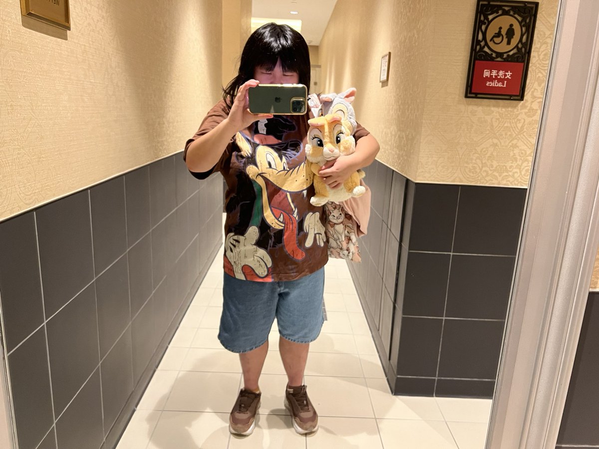 emi_hoi's tweet photo. I am wearing BBW tshirt to the final trip🐺 https://t.co/ta3xqlNENe