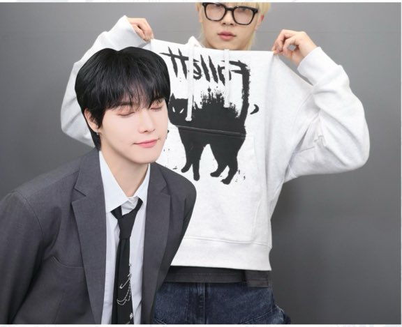 고양이가 얼굴닿아서 승질내는것같고 너무웃김 걍ㅜ