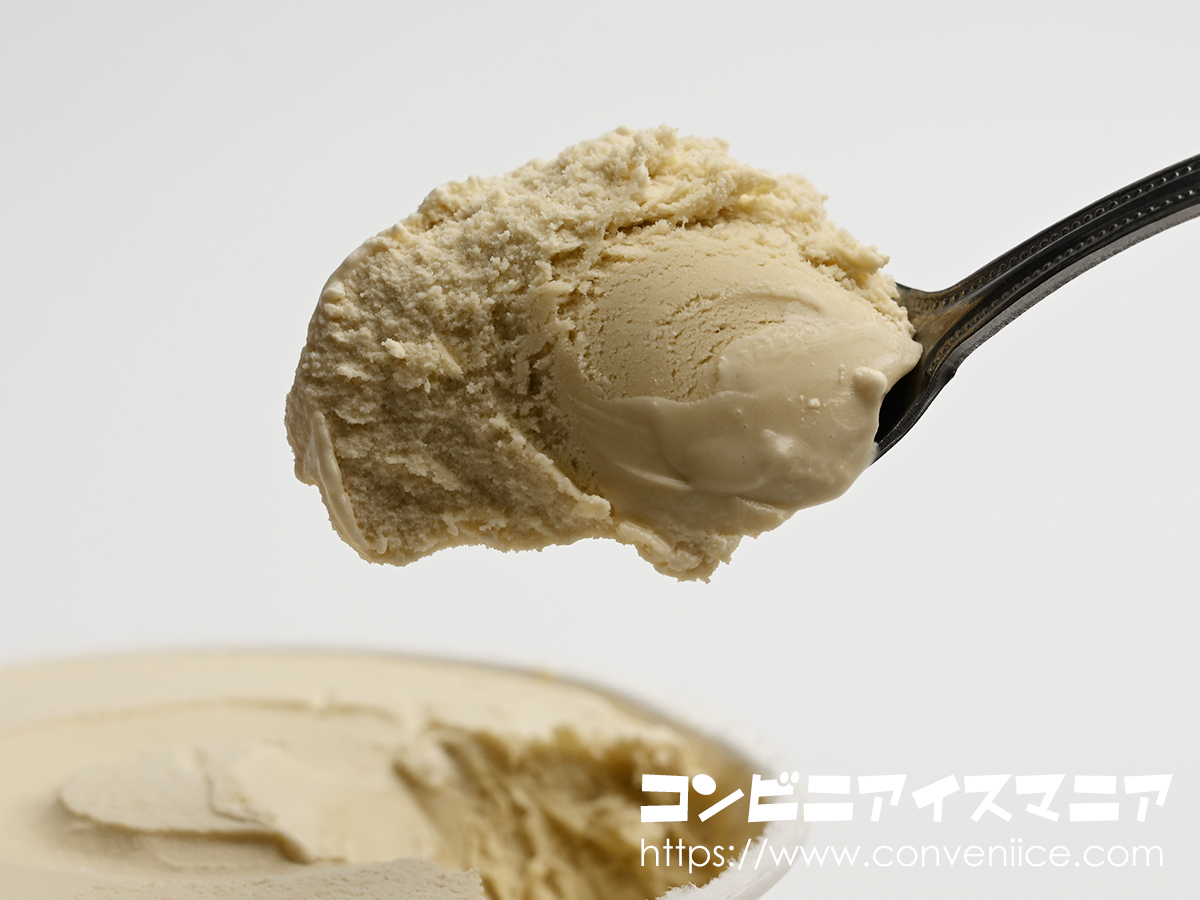 icemania's tweet photo. MOW（モウ）の新作、良質なジャスミン茶葉「銀毫」等級のジャスミン茶の粉末を使用した本格派のジャスミンミルクティーアイス。バリうまです！茶葉由来の奥深い味わいとミルクのバランスが絶妙✨

森永乳業『MOW 華やぐジャスミンミルクティー』

見つけたらぜひ食べてみてください😉