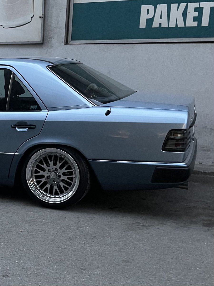 gezginkasap1963's tweet photo. Biraz Gençleştik😎

#W124 #mercedesbenz #E200 #200E #Benz #amg #Mercedes #Benzmafia #classic https://t.co/1WX1vv3zcV