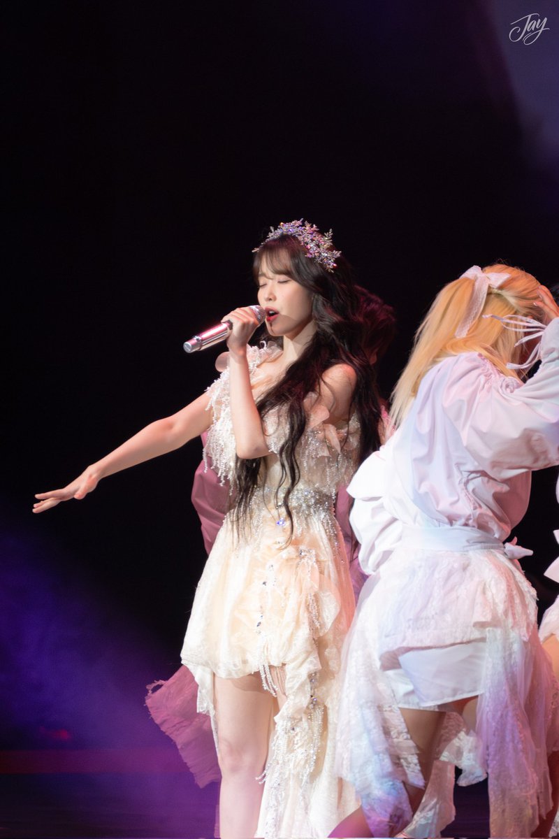 girlsnbla's tweet image. IU HEREH World Tour Concert in Oakland

Oakland Arena 

#아이유 #아이유월드투어 #IU #아이유콘서트