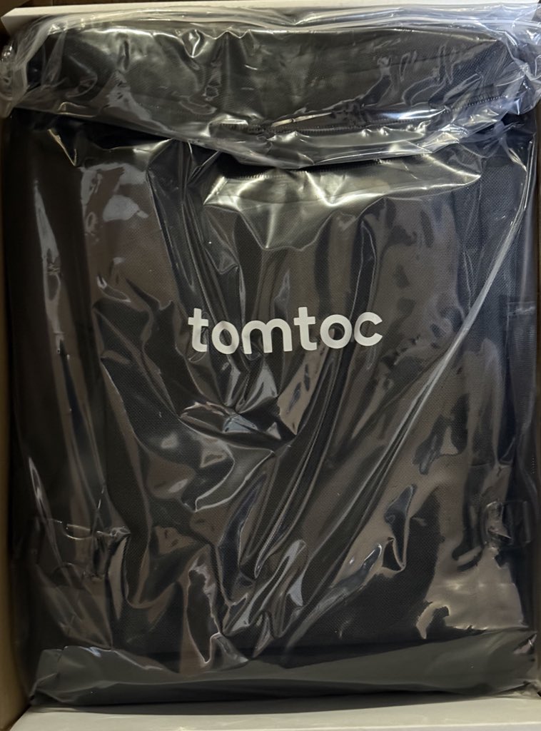 hi6pyon's tweet image. YouTubeのちゅーとりさんで見かけて、
そのあと各所で話題になっていた、
tomtocさんのNavigator-T66
を買いました。@tomtocJapan

旅行で使うのが楽しみです。
メインは入りそうですが、横ファスナーの前面ポケットの使い勝手が気になるところです。
#tomtoc 
#トムトック